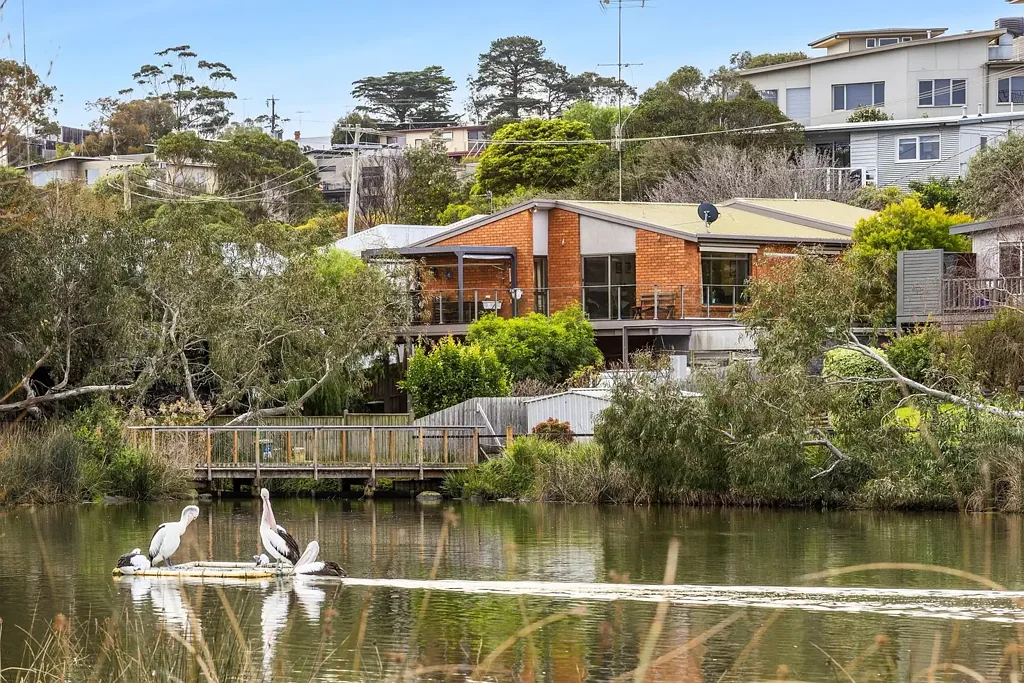 Ocean Grove 4 Slaapkamer Dual Living on the Lake!