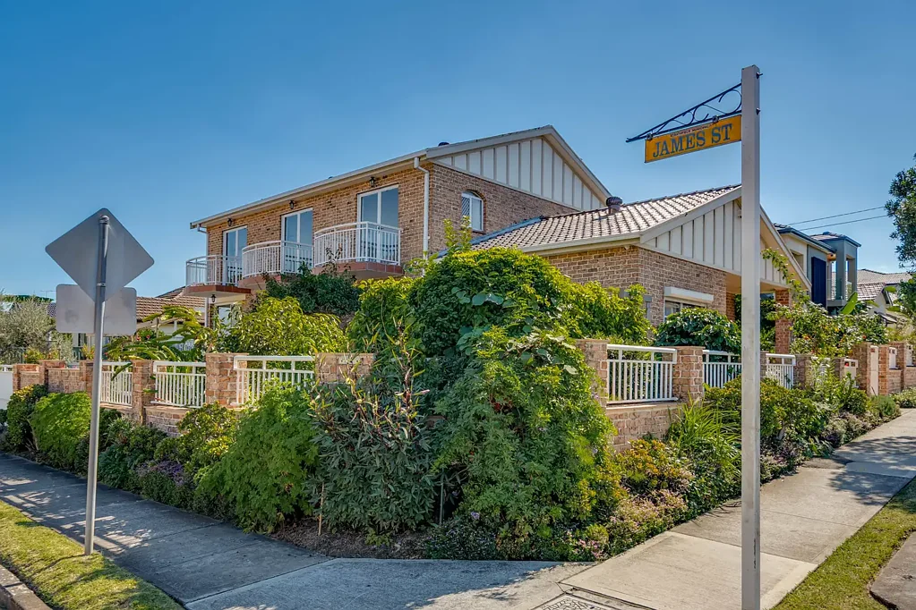 Strathfield South 4房  Generous Family Residence