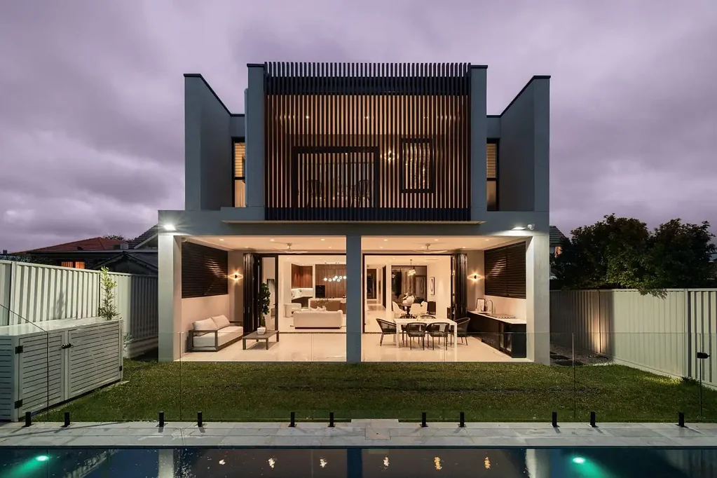 Concord 5 Slaapkamer Brand new luxury tri-level residence offers supreme comfort in blue ribbon position