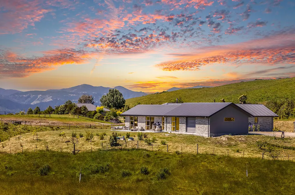 Renwick 4 Bedroom Waterfront Country Life