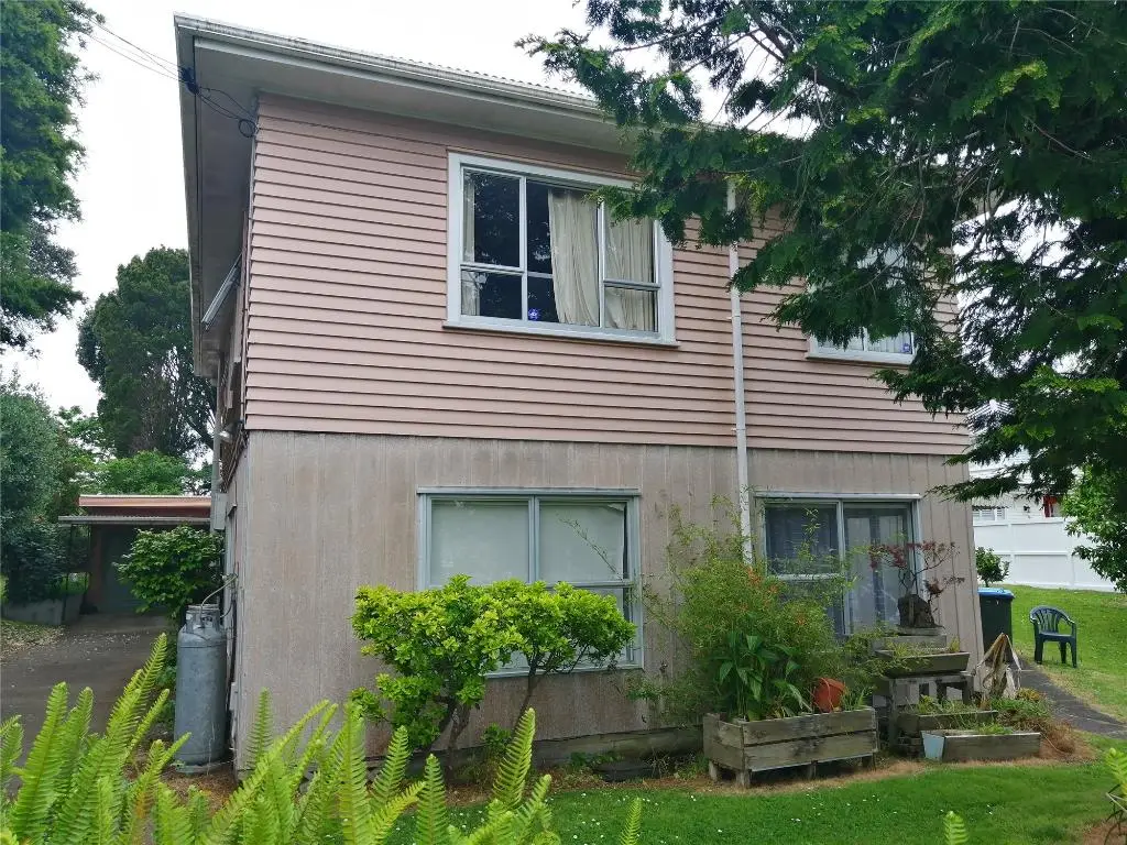 Good presents 3 double bedrooms with 1 bathrooms house(DOWNSTAIRS) in Greenlane.