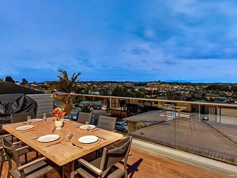 Pukekohe 4房  Sellers moving South, present all offers!