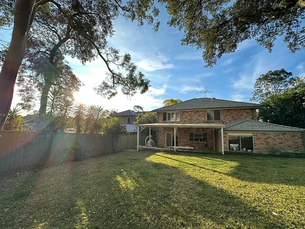 West Pymble 5房 精心维护花园 695.6㎡私地 翻新厨卫 四卧带套 主卧步入衣帽 Y Ku-ring-gai步行可达 公校招生范围 Peaceful Family Living With Modern Updates