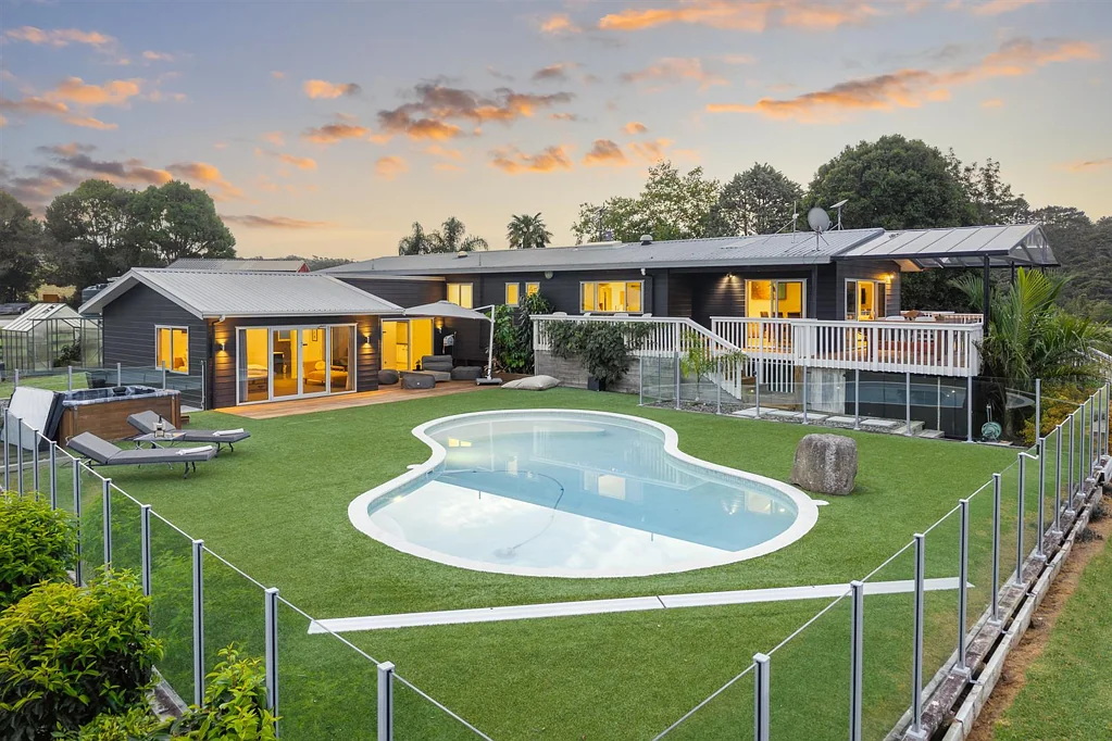 Kumeu 4 Slaapkamer Arena to Alfresco with Sub Division Potential