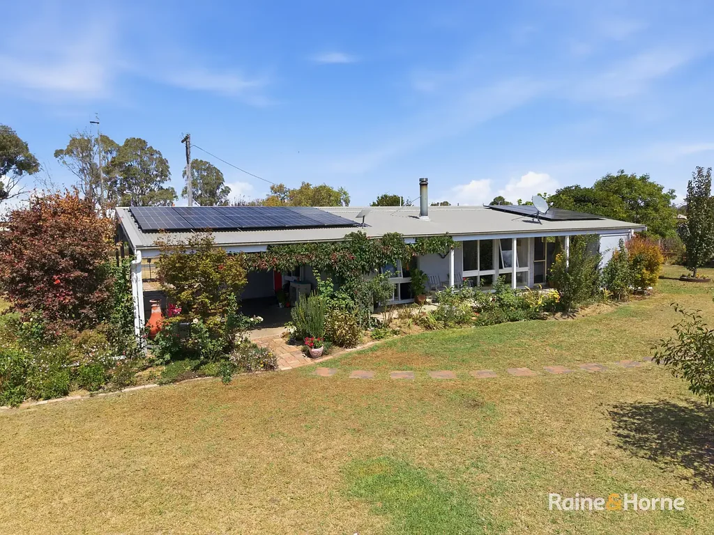 Deepwater 2침실 Easy Country Living with Practical Features and Garden Charm