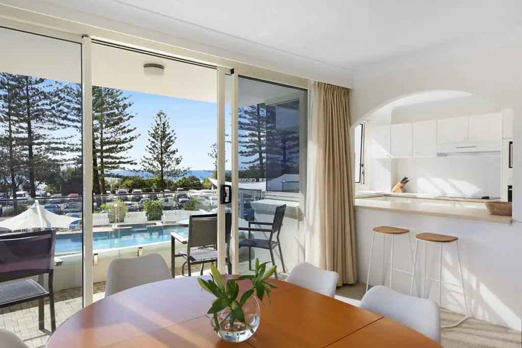Burleigh Heads 2Kwarto North-East Facing Beachfront Apartment with Coastal Views