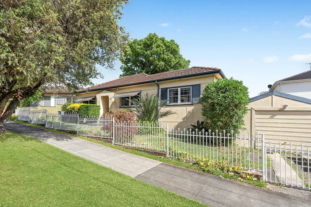 Bexley 3房 宽敞三卧 朝北地块 21.33米宽 现代厨房 全年露台 靠近公园学校 娱乐便利 Family Home on Quiet Rear North Facing Block in Great Street