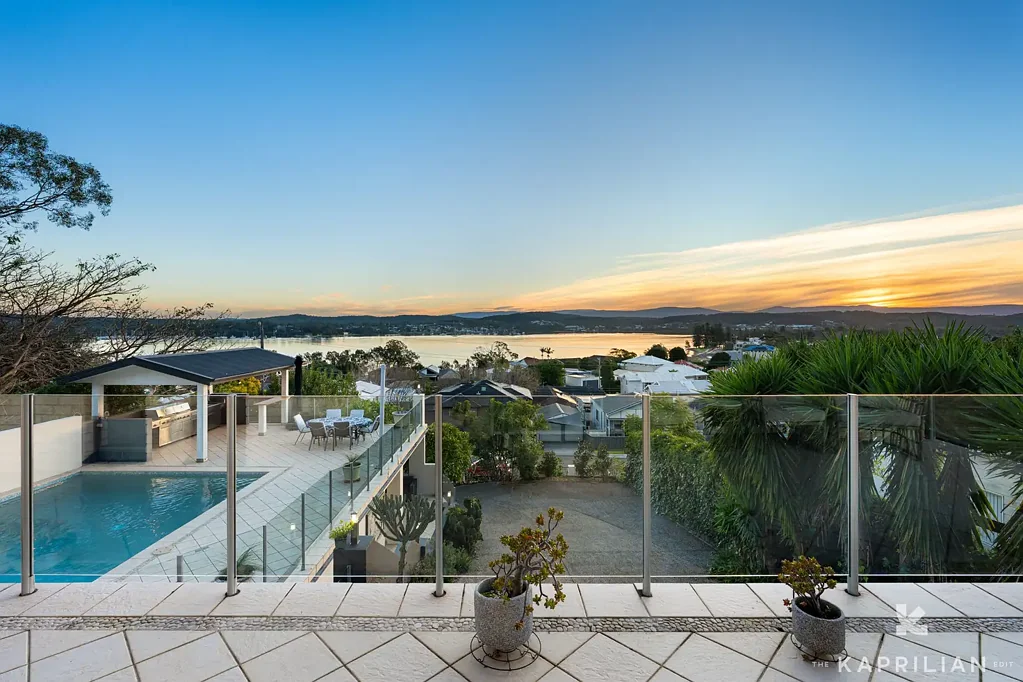 Speers Point 5 Slaapkamer Some homes are simply about living, whilst others possess a gravity that draws family home.