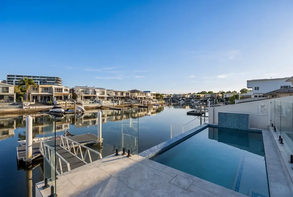 Biggera Waters 4غرفة نوم Exclusive north-facing waterfront retreat