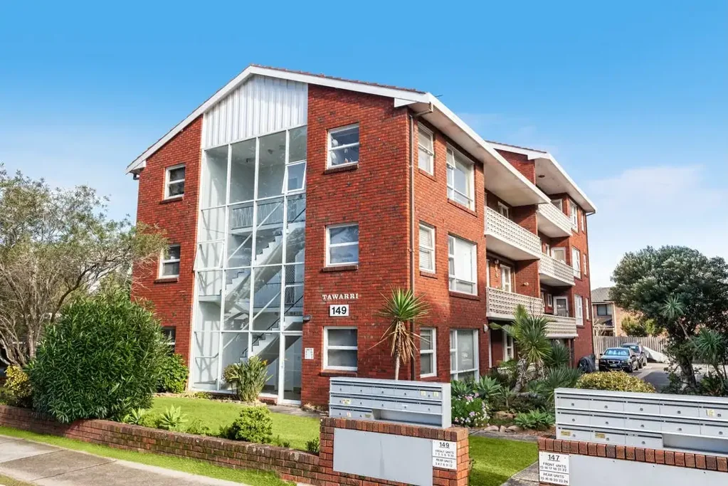 2 BEDROOM UNIT IN A PRIME BEACHSIDE LOCATION.