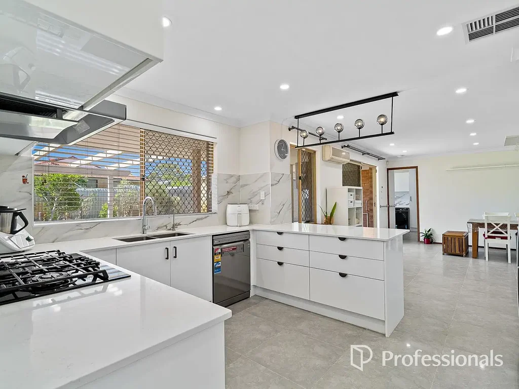 6 Nicholson Loop, Bateman, WA 6150