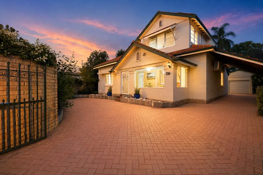 South Perth 4غرفة نوم Riverside living with scope to transform