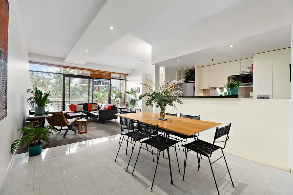 Melbourne 2房 著名建筑师设计 高天花板宽敞比例 宝贵朝北朝向 私人EV充电站 主卧带阳台步入式衣帽间 步行可达Queen Victoria Market Flagstaff Gardens Gracious Sun Filled Living - Mondo - Melbourne Terrace