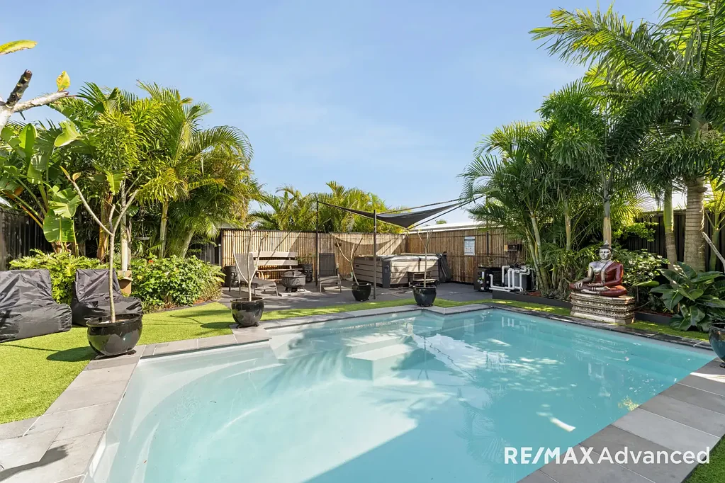 Banksia Beach 5房 稀有双居住空间 适合大家庭 多代同堂 宽敞四卧书房 开放式厨房 朝北户外娱乐区 独立一卧室单元 私密花园恒温泳池 宽敞地块优质品质。 Dual Living Opportunity in Exclusive Pacific Harbour Estate
