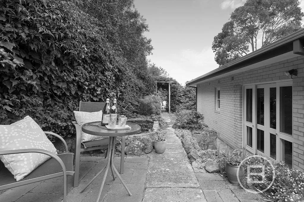 Mount Eliza 3房 半岛热门邮编 私密绿植环绕 采光充足 室内外流动 邻近海岸学校 Private Negotiation