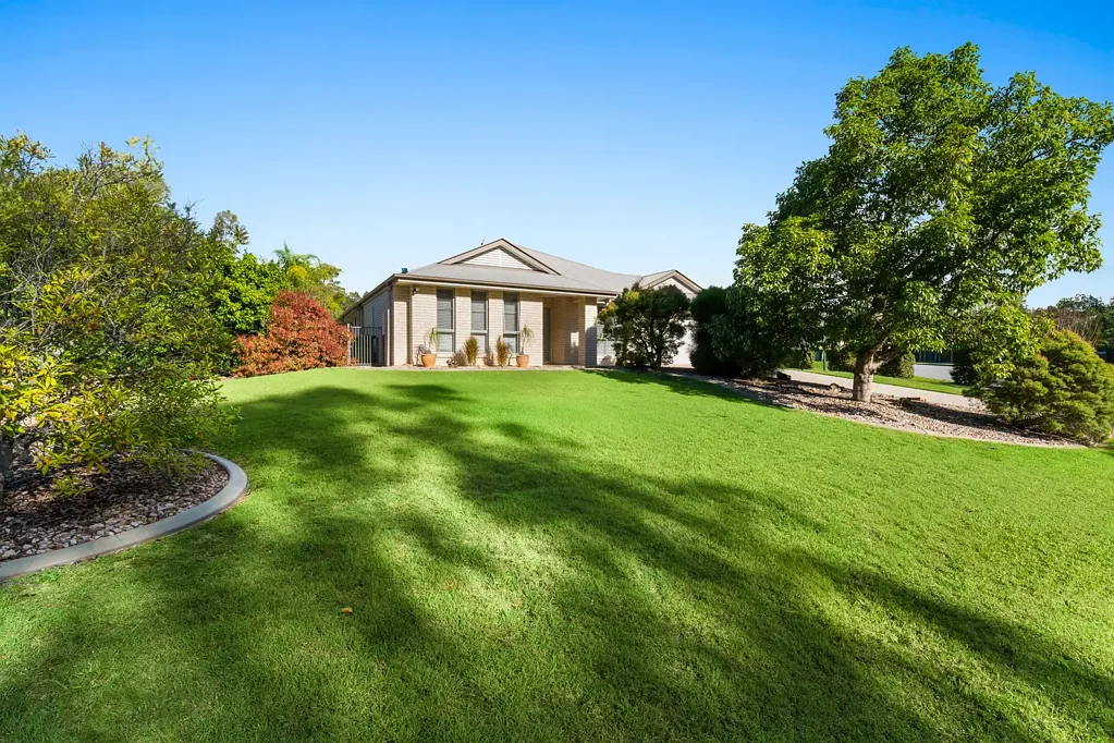 New Beith 4બેડરૂમ Well established family home on half-acre