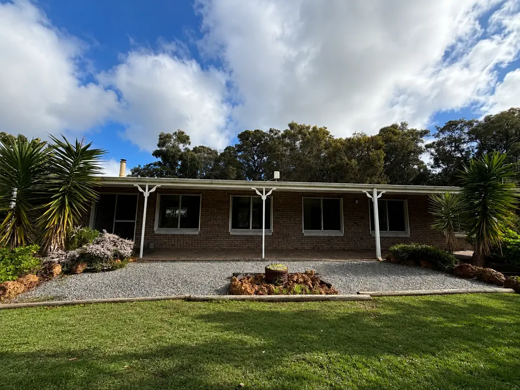 Peaceful Rural Living - Just 20 Minutes from Town