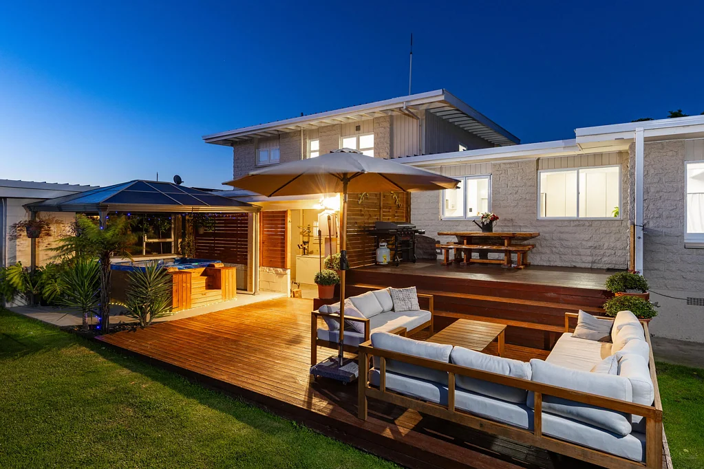 Redwoodtown 5房  Owners moving rural - motivation is high