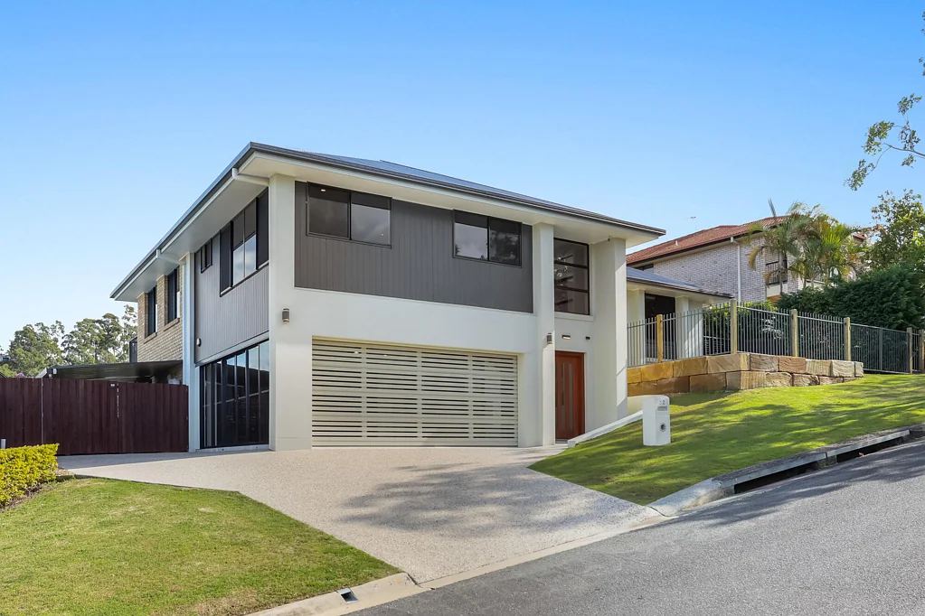 Pacific Pines 4 Slaapkamer READY FOR A NEW OWNER - ENJOY CITY VIEWS, FAMILY ENTERTAINER WITH SIDE ACCESS & AN ABUNDANCE OF PRIVACY