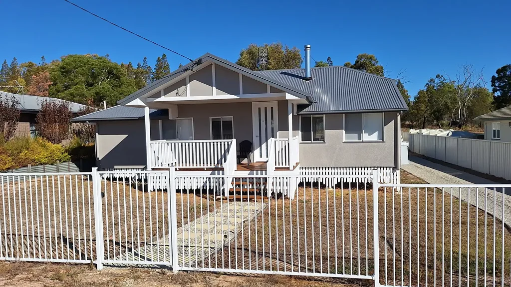Glen Aplin 3 Bedroom Complete Renovation - Presents AS NEW.