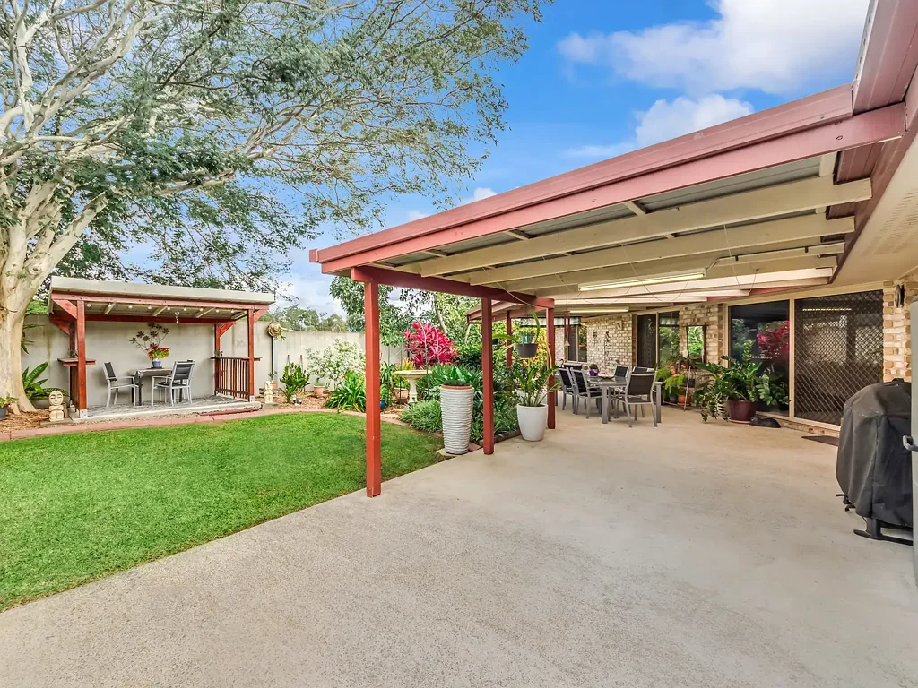 Murrumba Downs 4房 宽敞895m²地块 四卧主卧带步入式衣帽间 开放式家庭用餐区 设备齐全厨房 大型遮盖户外娱乐区 双车位车库 死胡同位置 靠近学校购物中心 Big Block. Big Entertaining. Big Opportunity.