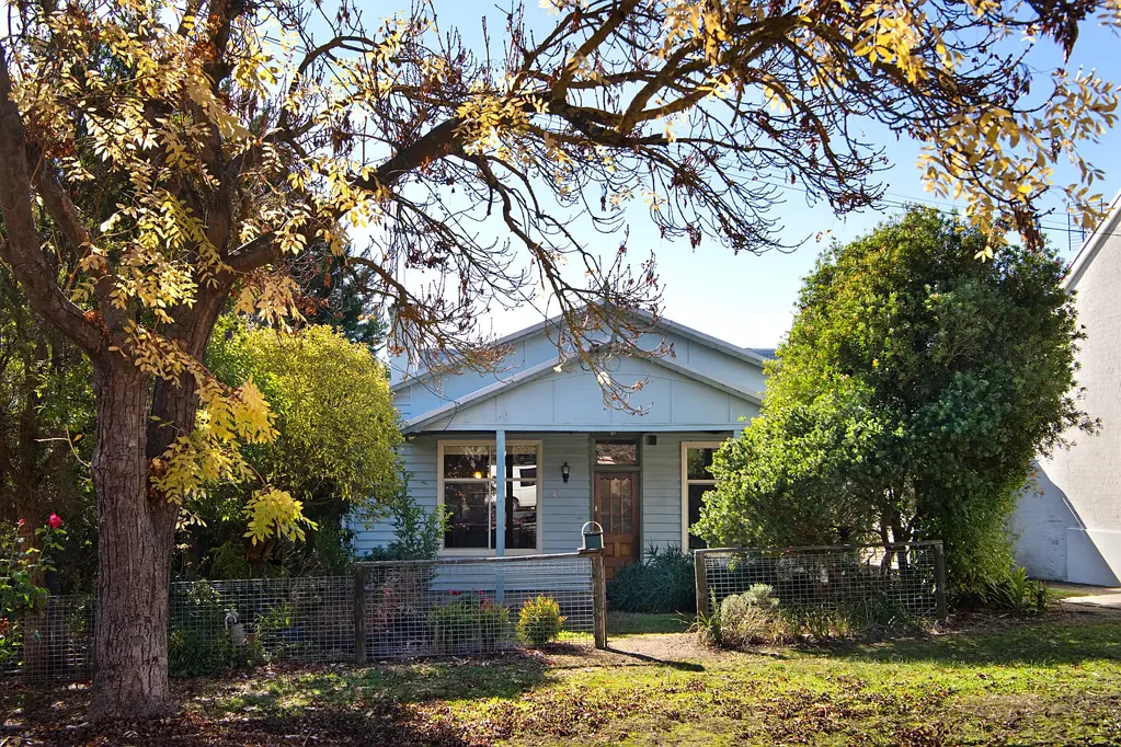 Castlemaine 3 Bedroom Charming 1930s timber bungalow on picturesque Doveton Street.