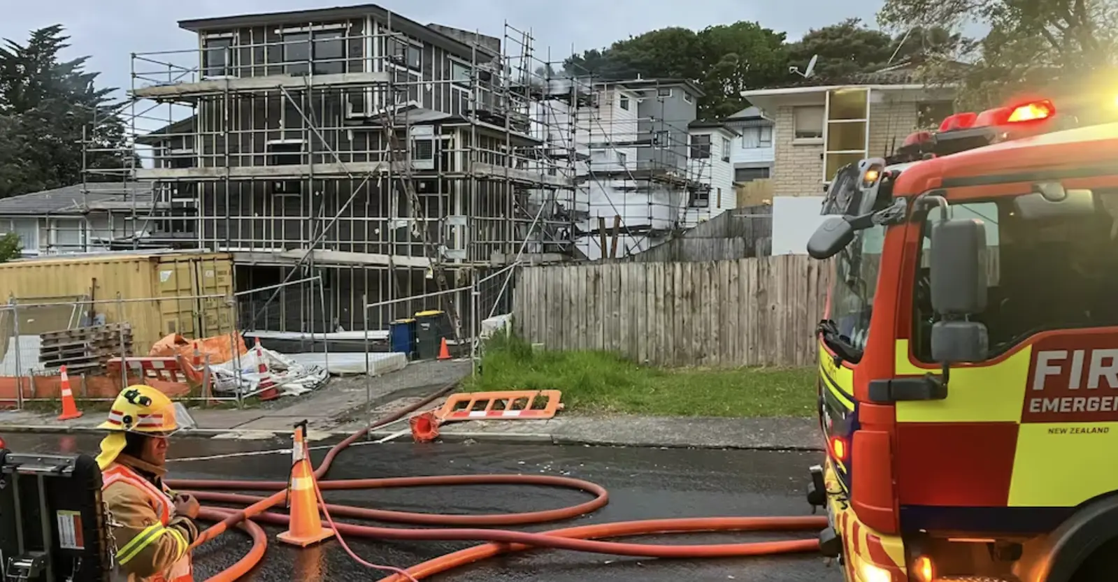 奥克兰北岸突发“可疑”火灾，一栋在建新房完全被毁