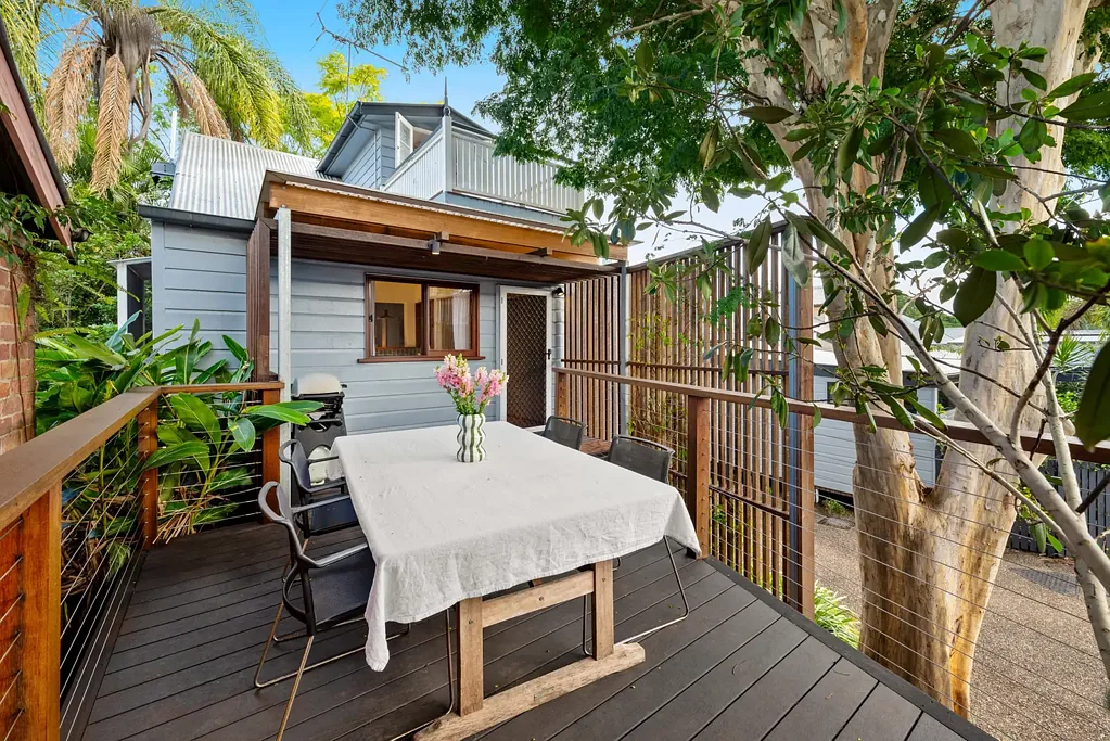 Petrie Terrace 2房 精心更新19世纪小屋 现代厨房浴室 多功能阁楼 北向观景阳台 低维护绿树地块 步行便利生活 Character and Charm with modern style