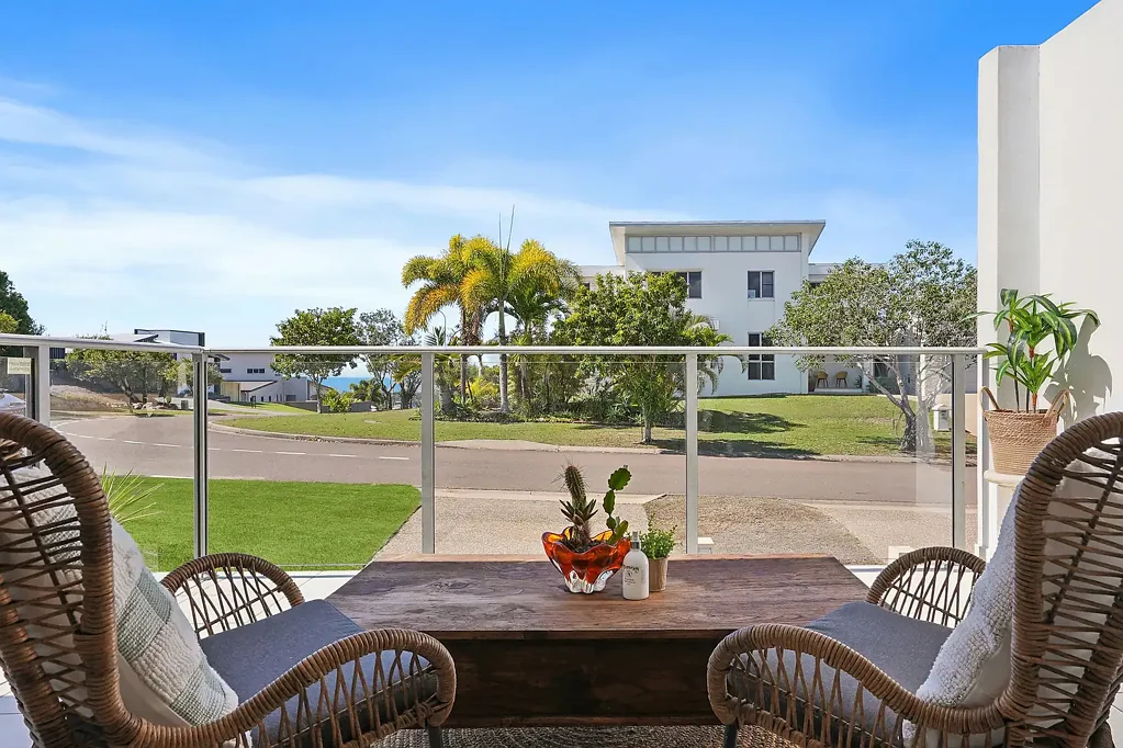 Bushland Beach 3कमरा Elevated living with covered balcony and patio