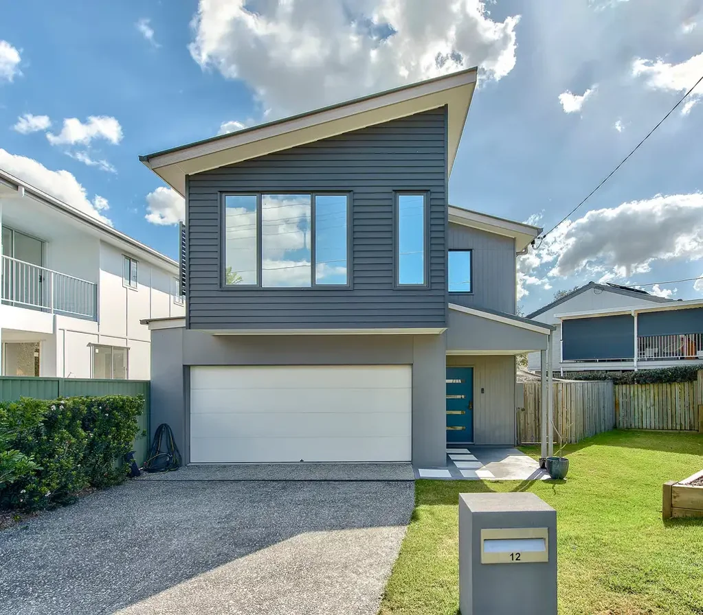 Stafford Heights 4Zimmer Outstanding Modern Home; Secluded Locale.