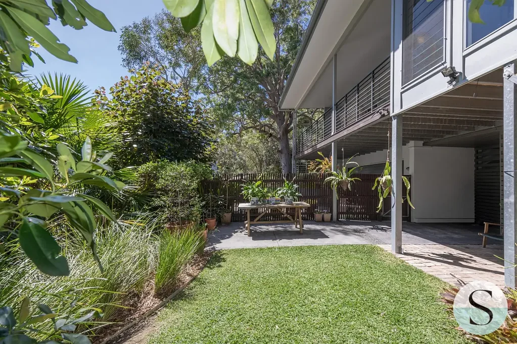 Murrays Beach 4 Slaapkamer Paradise Found, You’ll Want to Get Lost Here in this Surrounded by Nature Impeccably Maintained Home by The Lake & Just 5 Minutes from Shops & Beaches