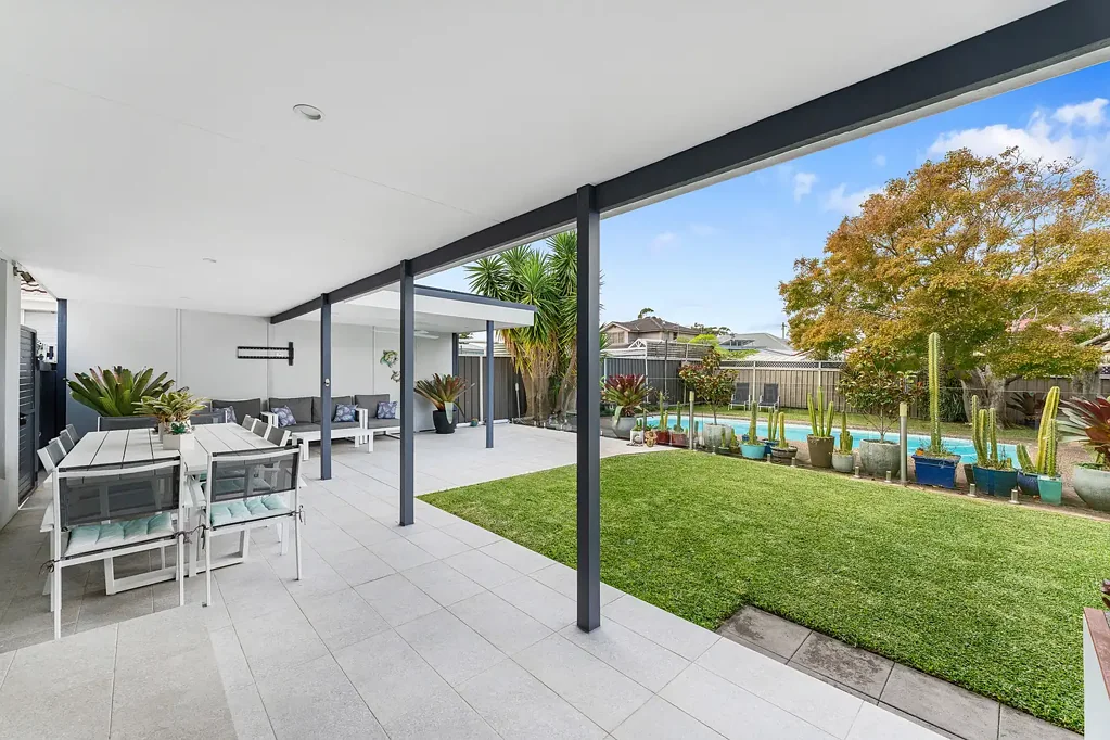 Heathcote 5房 宽敞双层设计 现代Caesarstone厨房 地下盐水泳池 开放式生活区 分体式空调系统 双车库 太阳能节能 MEMORABLE.