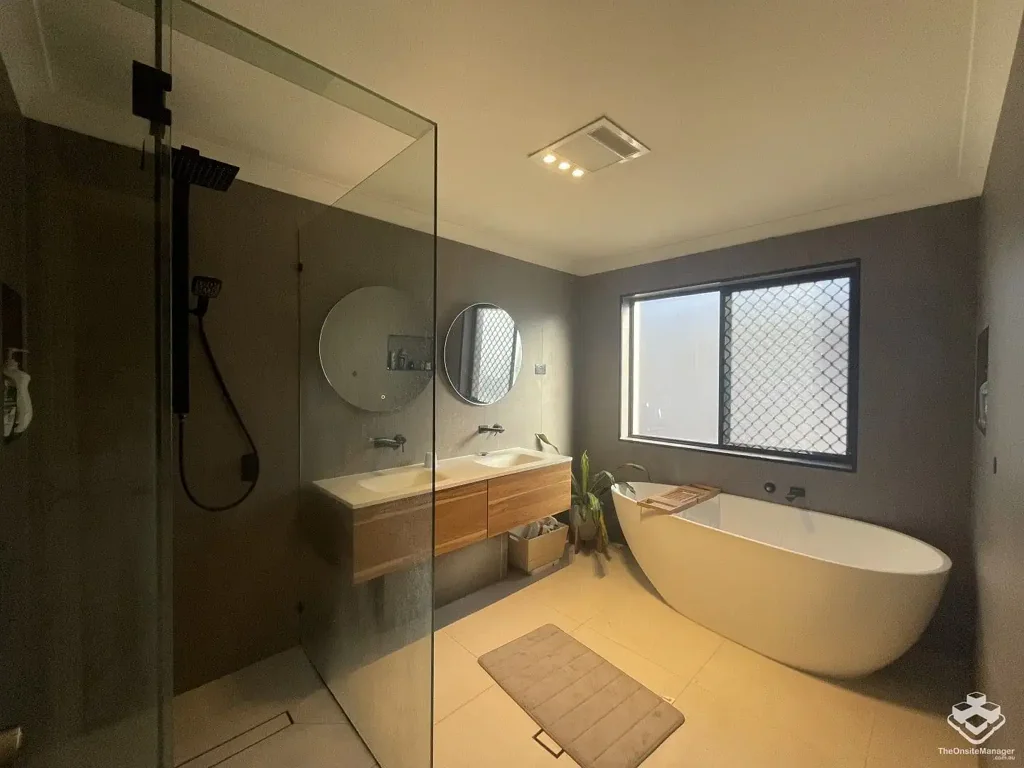 For Rent: Modern 6 Bedroom 3-bathroom double garage in Prime Location