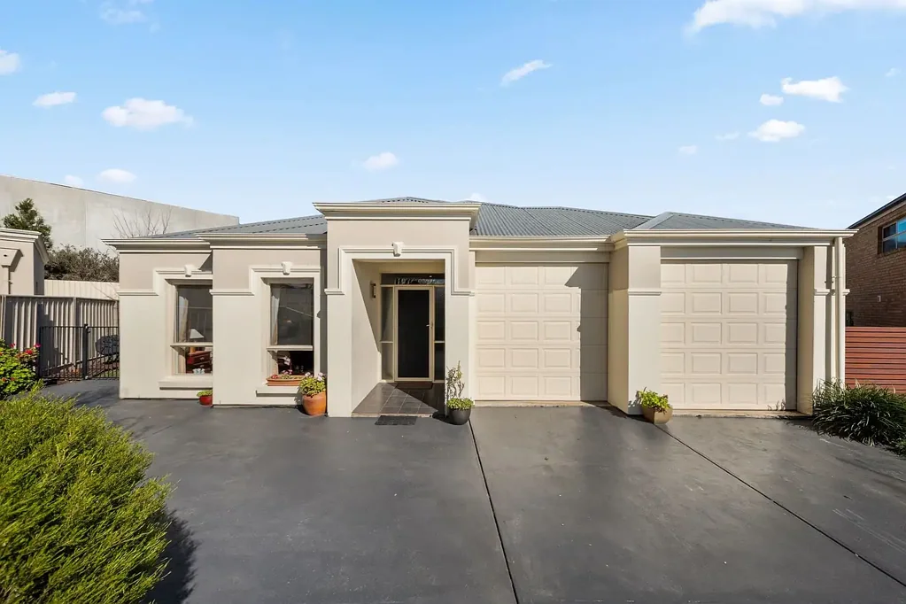 Newton 5房  Peaceful Family Living from a Private Foothills Enclave.