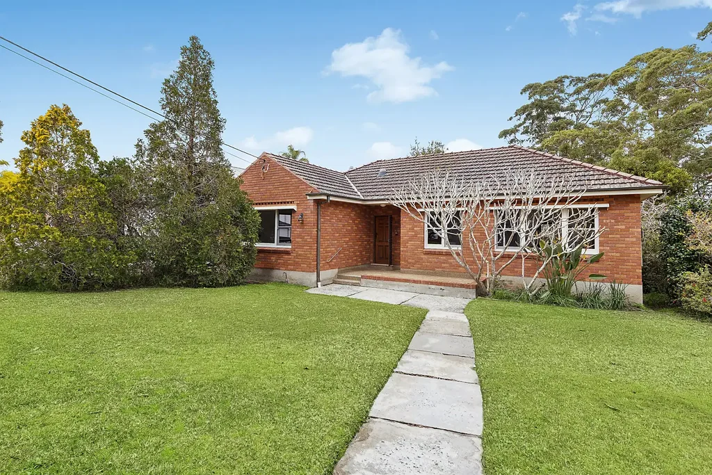 East Lindfield 5Kwarto Endless potential, north-facing double brick home on 1126sqm