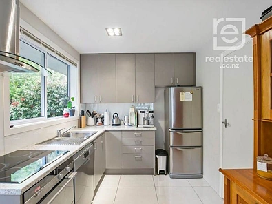 PERFECT LOCATION IN BUCKLANDS BEACH