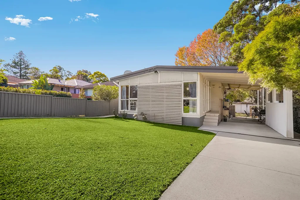 Seven Hills 3Kwarto FOR SALE | Family Home on the Border of Baulkham Hills & Kings Langley - Prime Seven Hills Location!