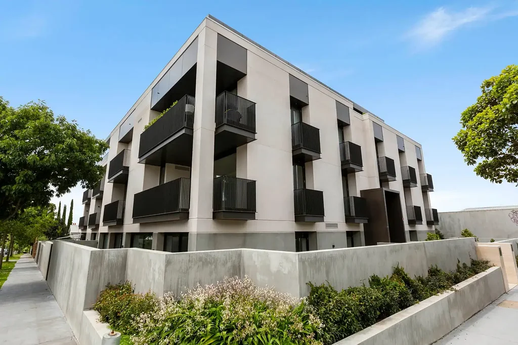 Luxury High End 3 Bedroom Apartment With 3 Secure Basement Carpark