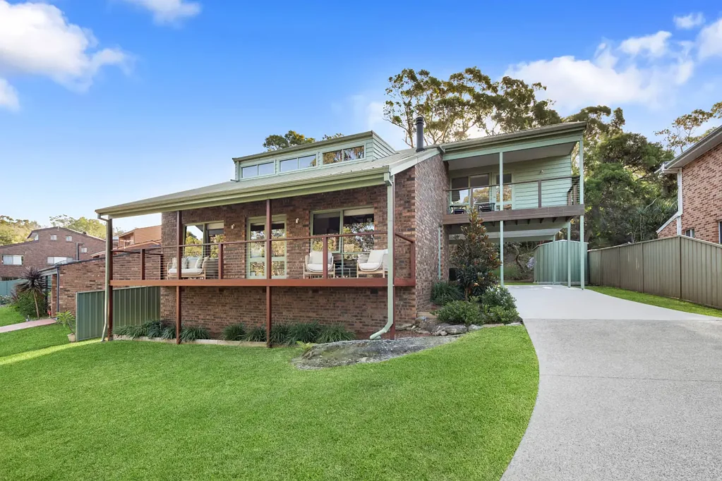 Woronora Heights 3房  Renovated Family Living with Sweeping Bush Views
