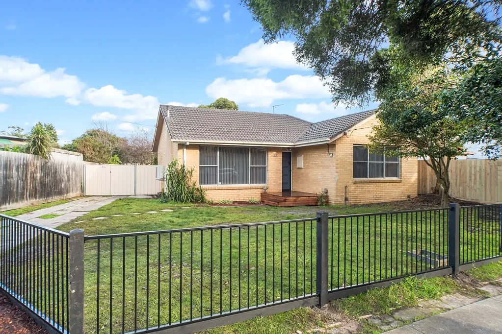 Frankston North 3Phòng ngủ 3-bedroom home on a massive 711m2 (approx.) block