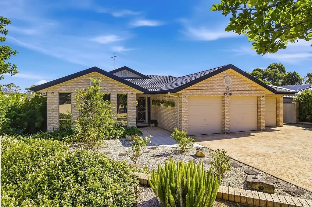 Rouse Hill 5침실 RARE MASSIVE CORNER BLOCK OPPORTUNITY - LIVE IN, INVEST OR UNLOCK FUTURE POTENTIAL