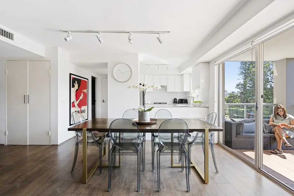 Dee Why 2Zimmer Bright beachside living in prime Dee Why setting