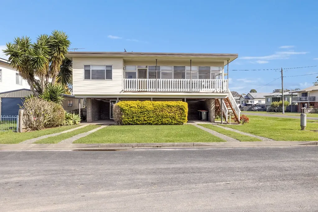 Smithtown 4બેડરૂમ Renovated, Spacious and Ready to Impress!