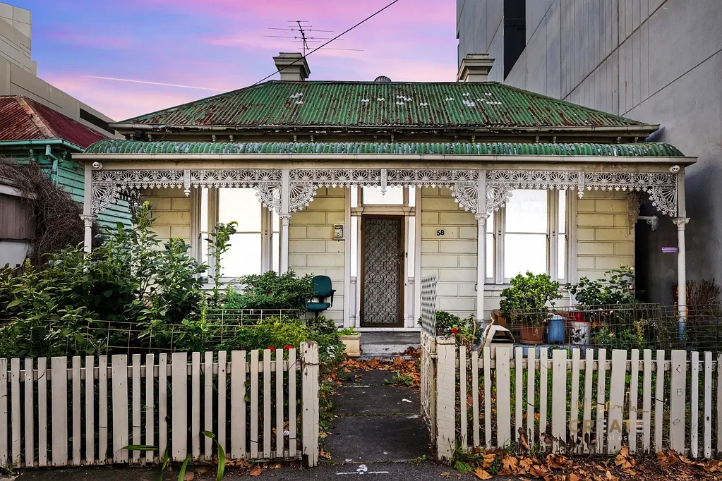 Footscray 3 Slaapkamer DEVELOPERS, RENOVATORS, LANDBANKERS - 305m2 (approx.) ACTIVITY CENTRE ZONE OPPORTUNITY