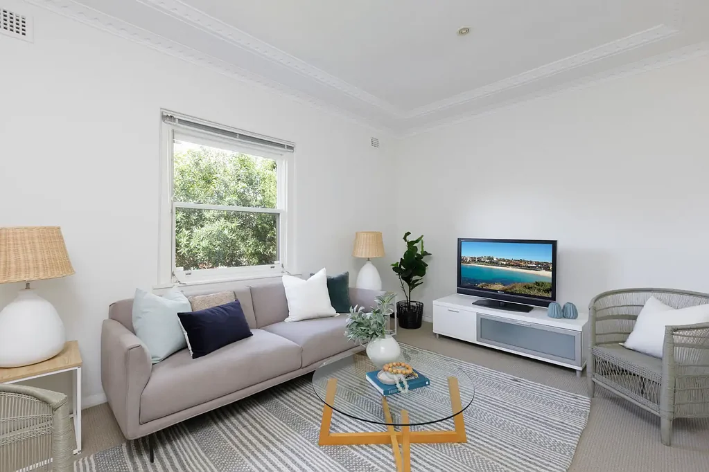 Coogee 2 Bedroom Top floor boutique Art Deco apartment, security building with no common walls