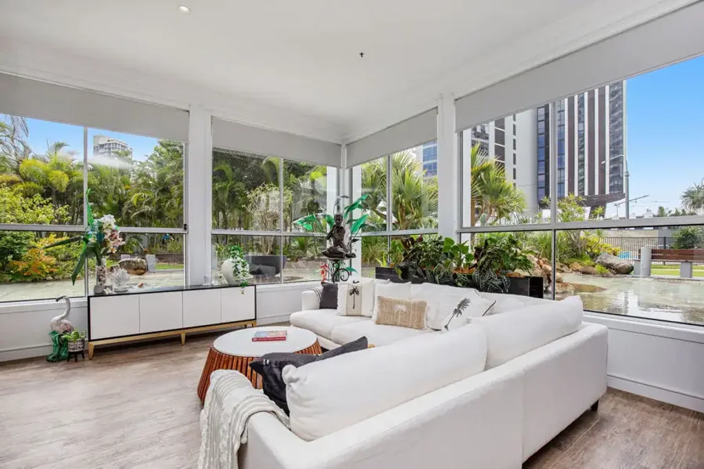 Surfers Paradise 2ห้องนอน Investor Alert - $1,150/Week Until March 2026 - Uniquely Designed Apartment In A Beachside location