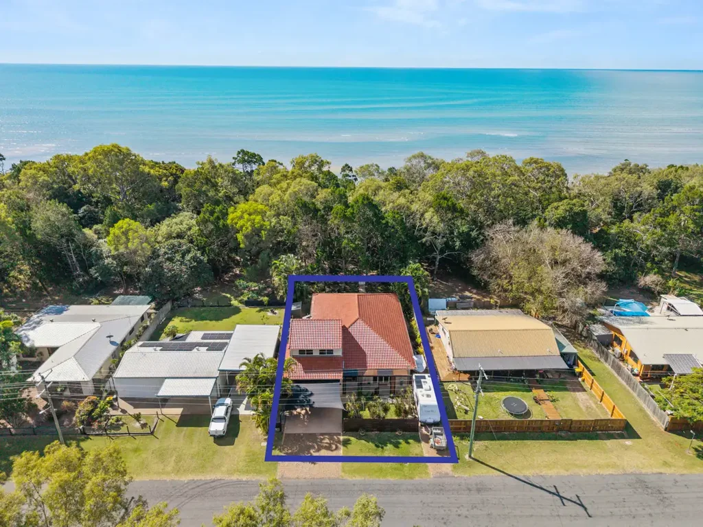 Toogoom 3房  Rare Absolute Beachfront Home With Room For The Caravan Or Boat!