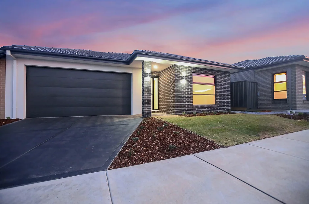 Clyde North 4 Bedroom Modern Family Living at Its Finest – Brand New Home in Prime Location