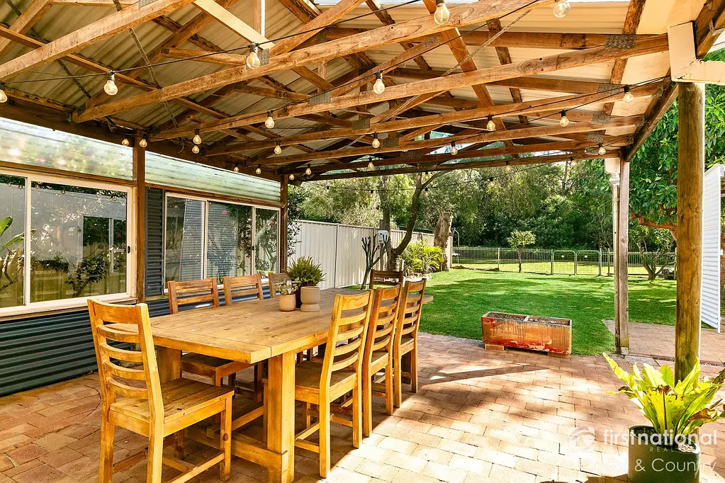 Shoalhaven Heads 3房  Charming Family Home with Space & Potential