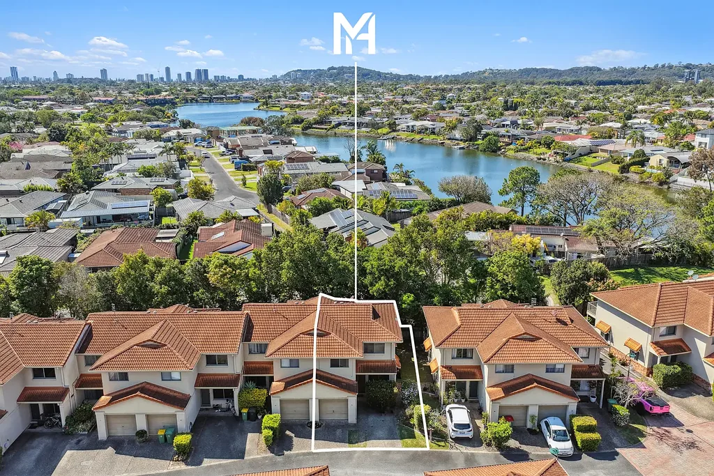 Varsity Lakes 3房  Updated End-Position Townhouse within Scholars Cove Complex
